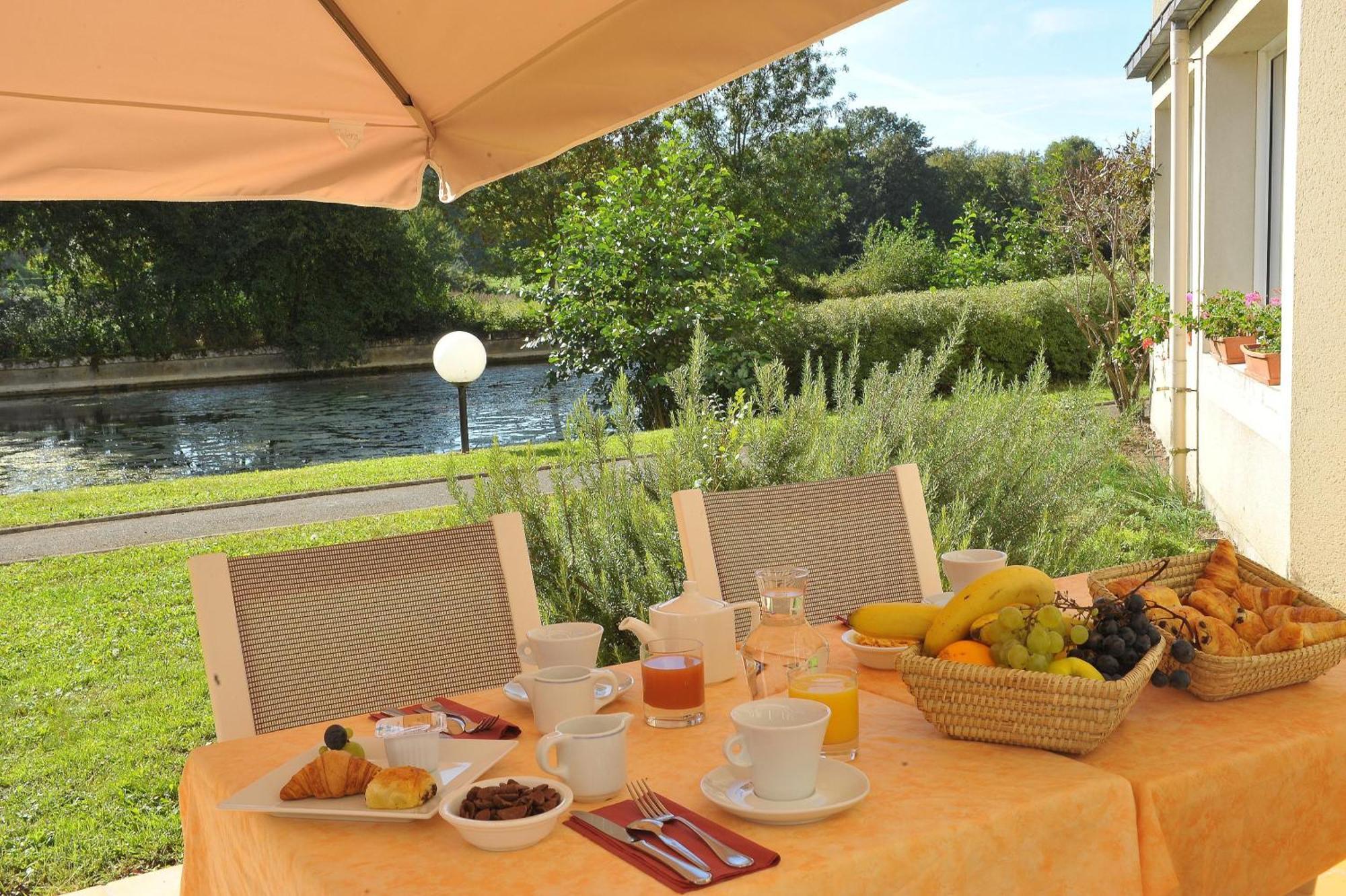 Logis Hotel Le Relais Du Moulin Valençay Екстериор снимка