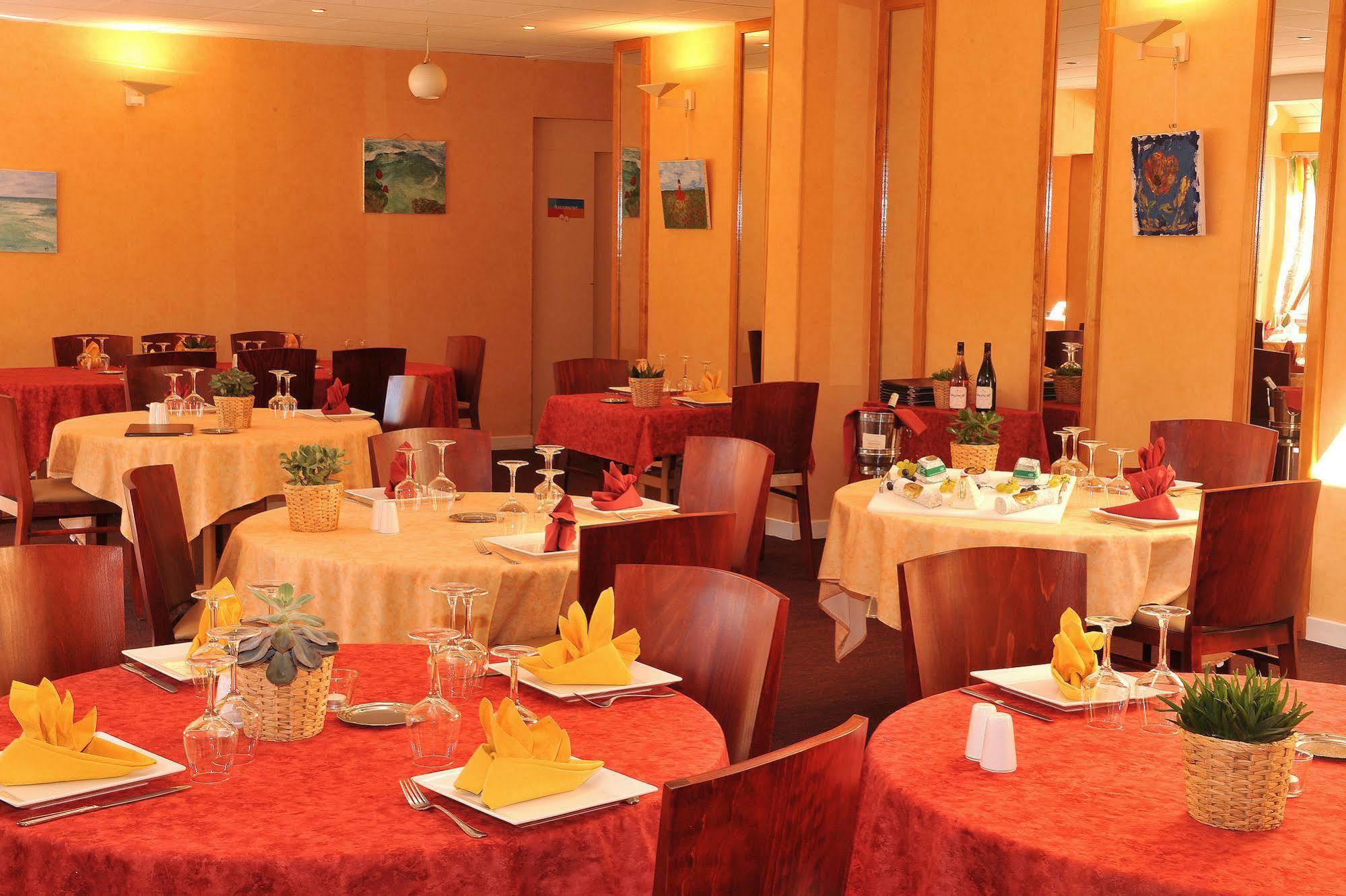 Logis Hotel Le Relais Du Moulin Valençay Екстериор снимка